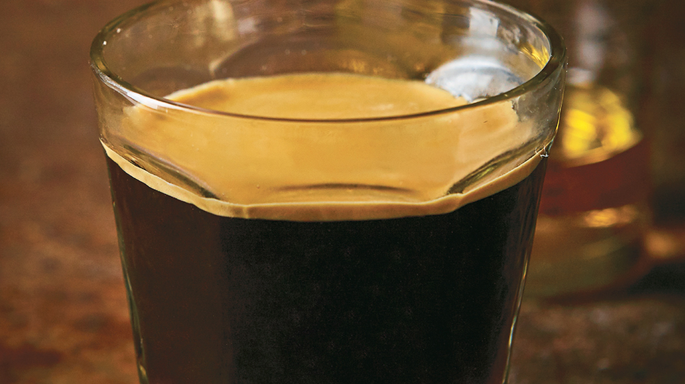 Preparar un carajillo en casa.